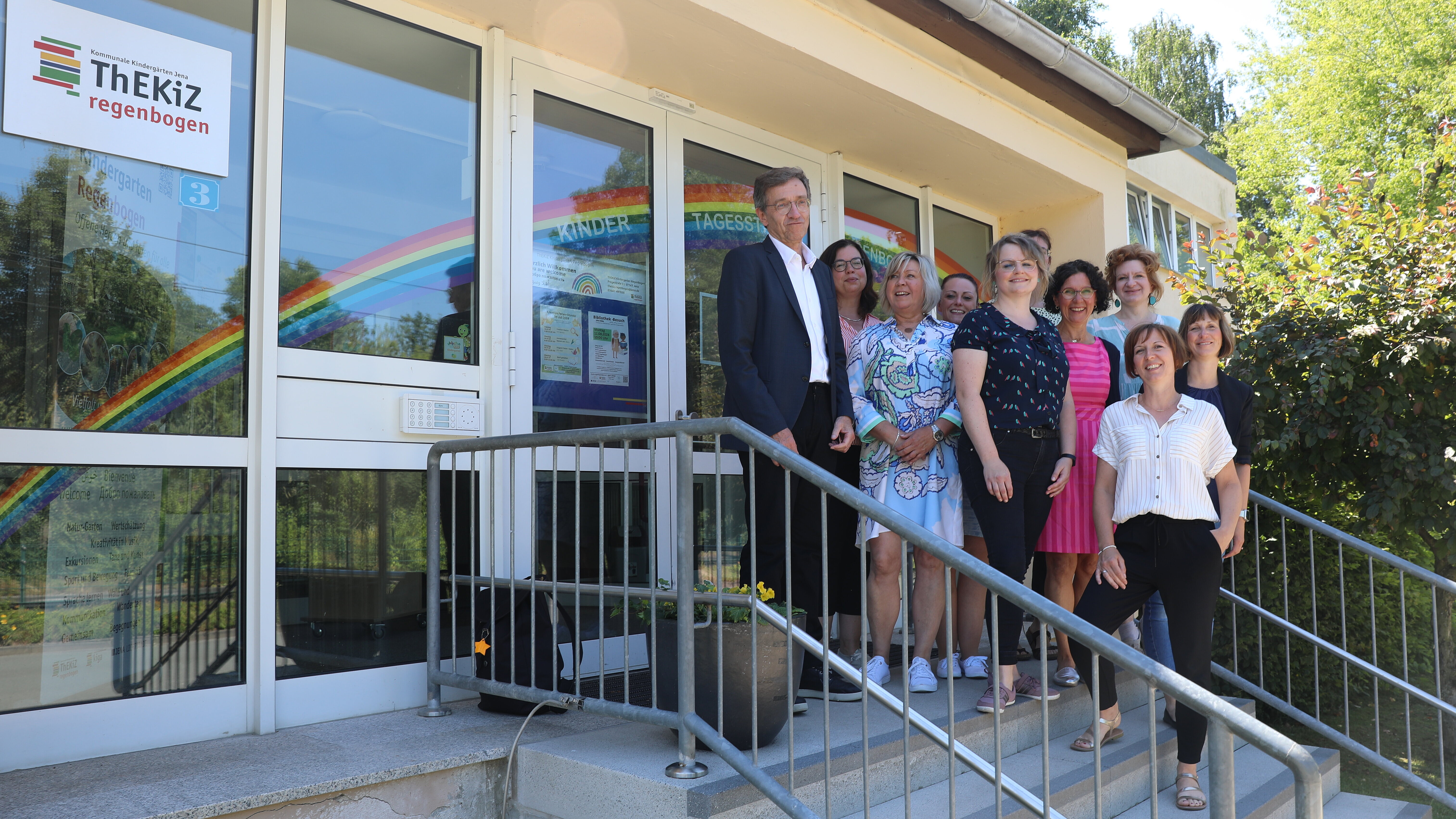 Gruppenbild auf der Treepe vor der Einrichtung